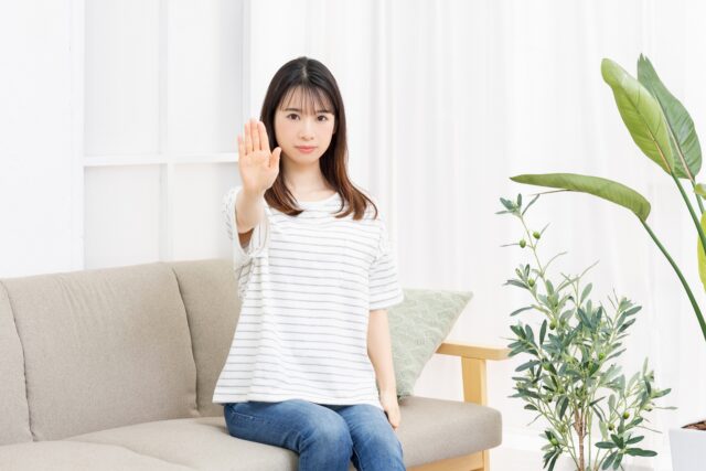 ストップする女性