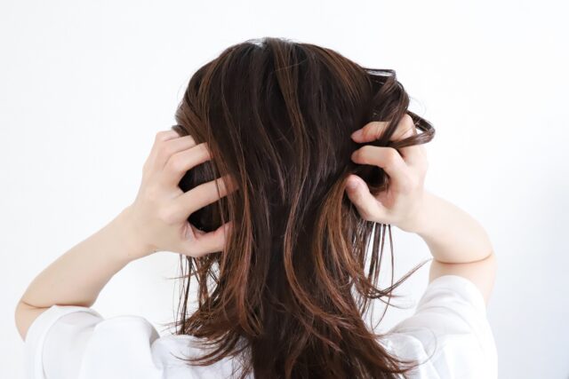 髪の毛に悩みを抱える女性