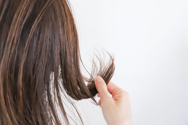 髪の毛を気にする女性